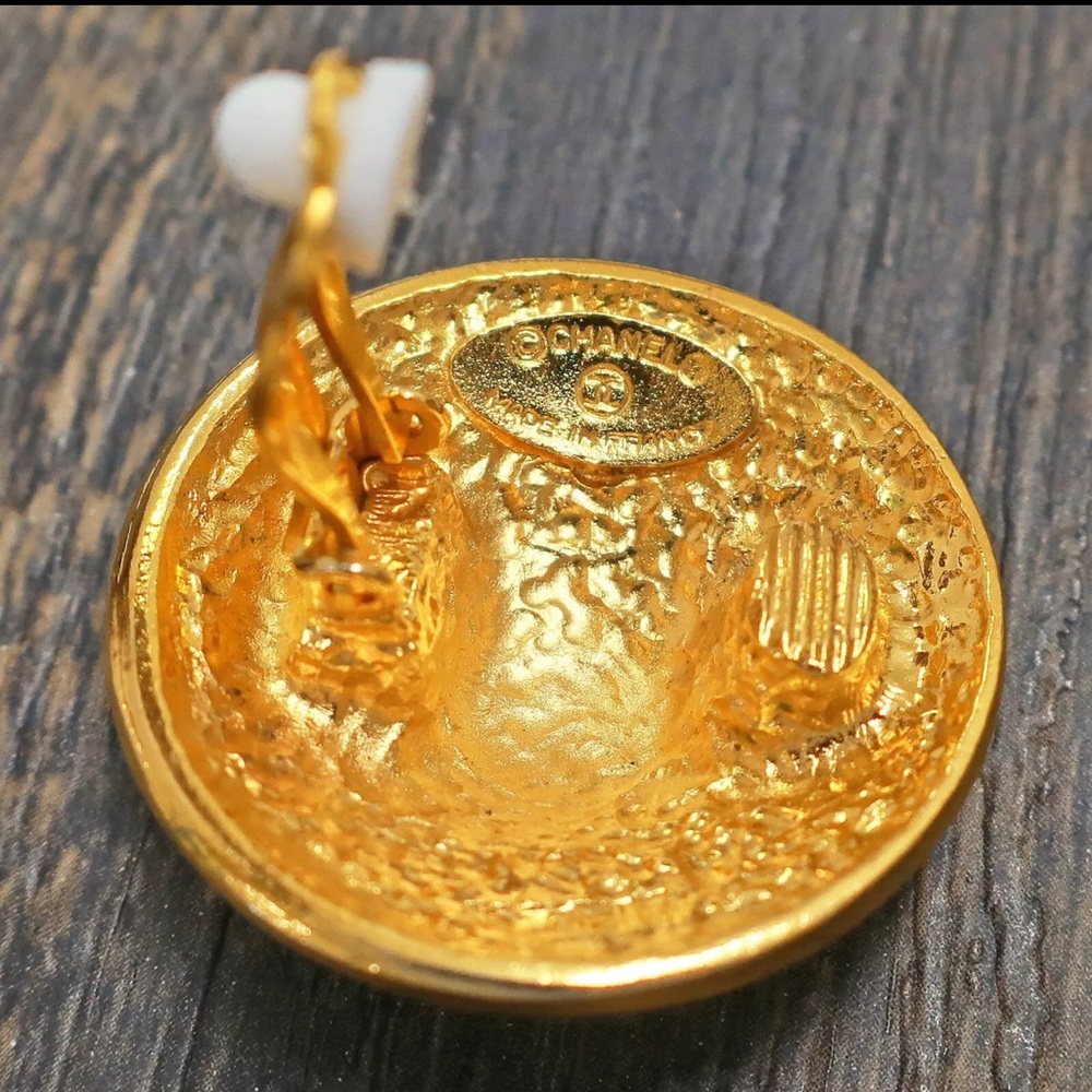 Vintage Chanel clip on earrings - Picture 8 of 9